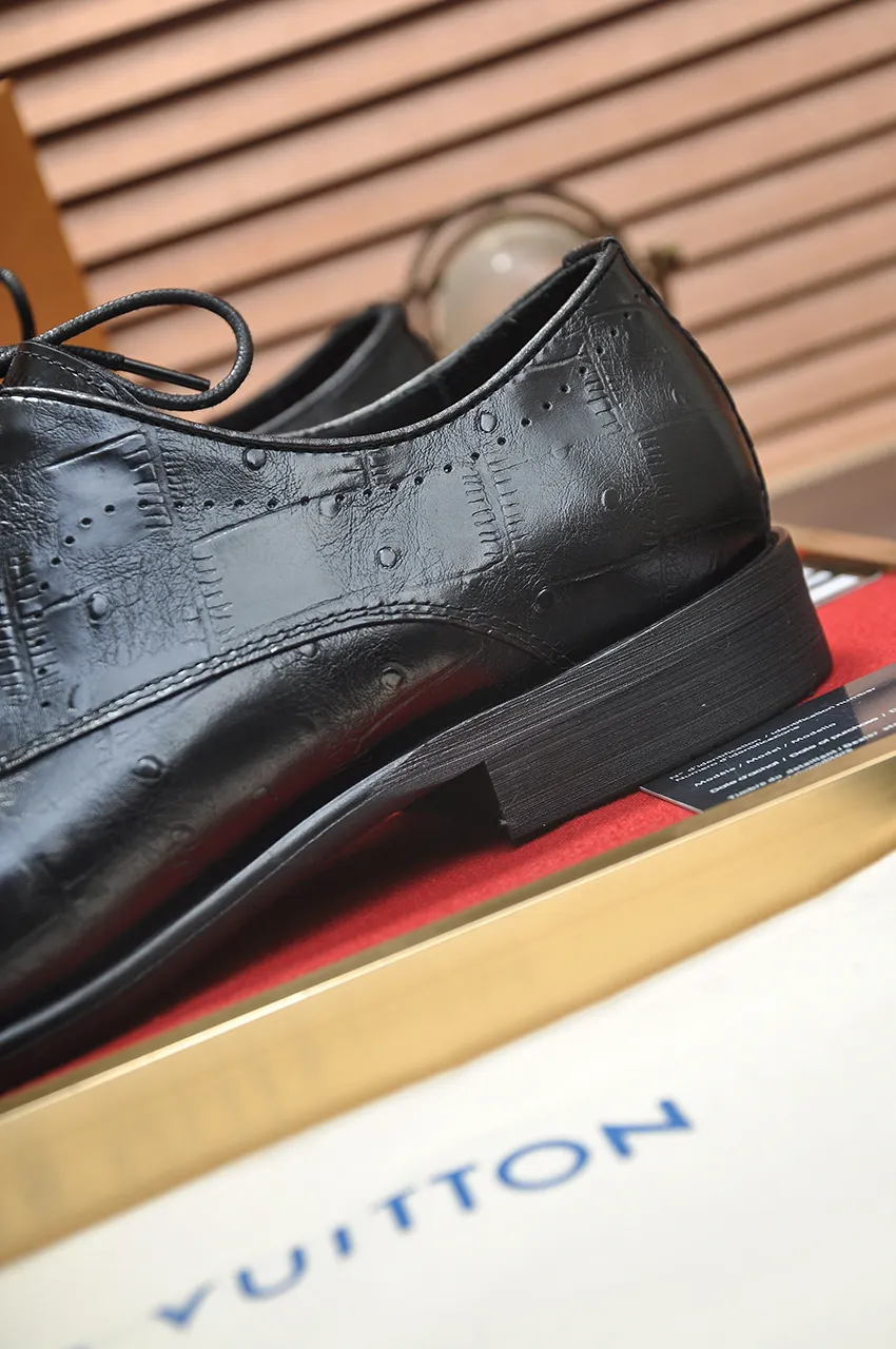 Men's men's shoes 💰540💶 [LV] (original single cowhide lining) 🍀LV's latest genuine leather business suit shoes are launched simultaneously on the official website. The first-layer cowhide imported from Italy is made of heavy gold, 💥official website 1:1 rubber outsole. Versatile to wear, high-end without losing class, and the color combination is extraordinary. This four-season style is alluring when worn on your feet, showing off your big-name flair. Standard code 38-45 (45 customized)